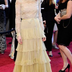 Florence Welch con vestido de época en tonos nude