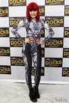 Jessie J con indescriptoble mono metalizado