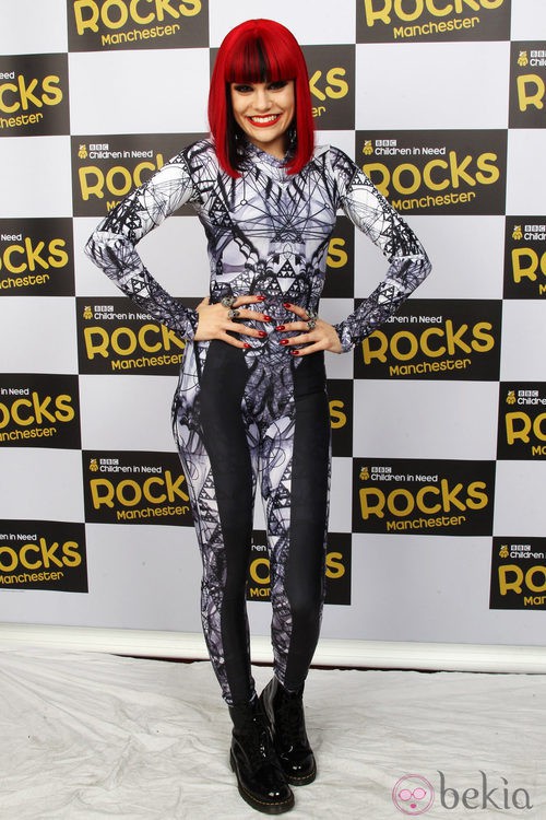 Jessie J con indescriptoble mono metalizado