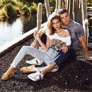 Jessica Goicochea y River Viiperi posando para la nueva campaña de Refresh 2019