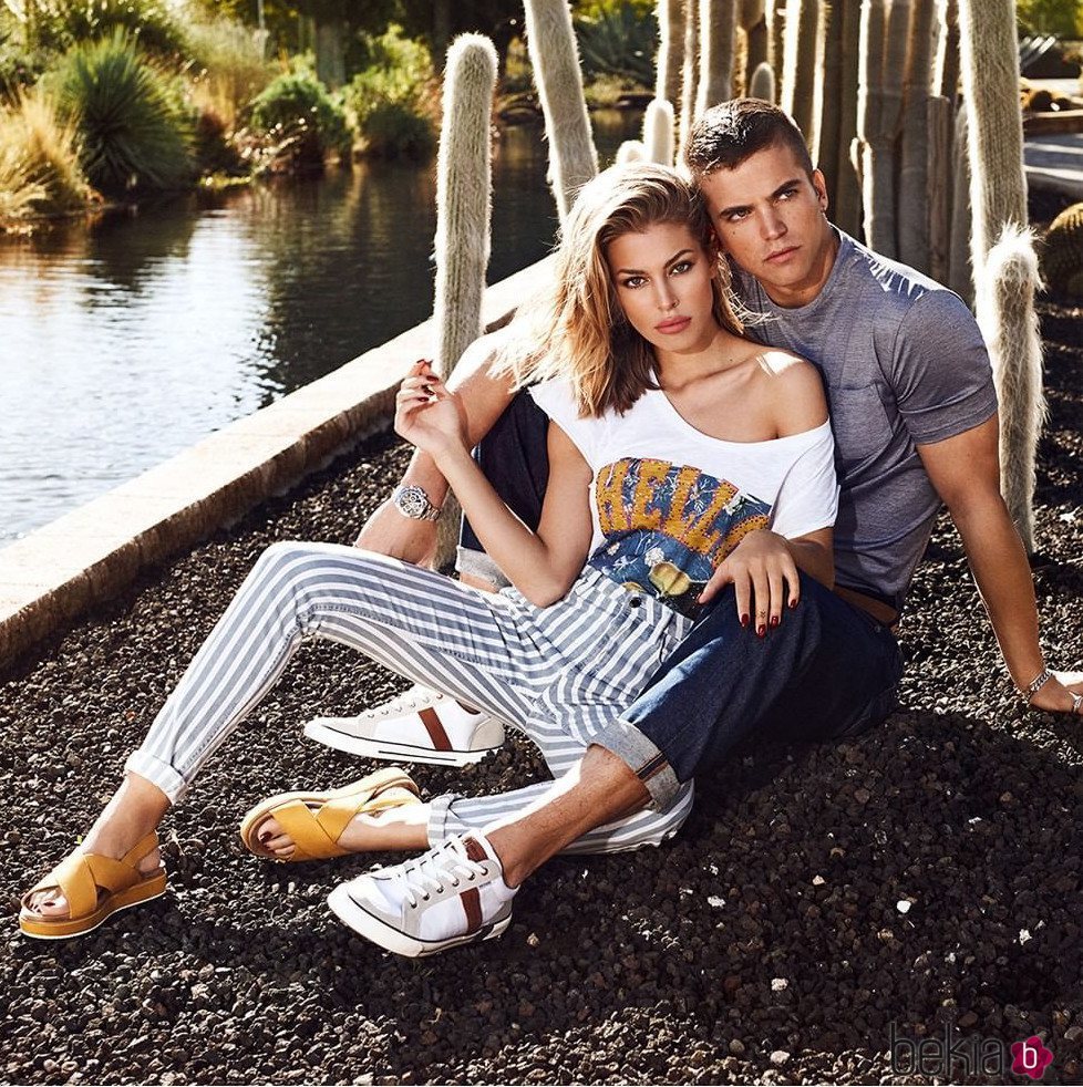 Jessica Goicochea y River Viiperi posando para la nueva campaña de Refresh 2019