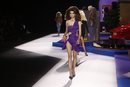 Vestido asimétrico morado de Moschino otoño/invierno 2019 en el desfile de la Milan Fashion Week