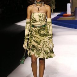 Vestido con estampado de billetes de Moschino otoño/invierno 2019 en el desfile de la Milan Fashion Week