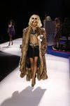 Top y minifalda negros de Moschino otoño/invierno 2019 en el desfile de la Milan Fashion Week