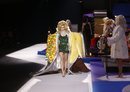 Vestido verde de brillantes de Moschino otoño/invierno 2019 en el desfile de la Milan Fashion Week