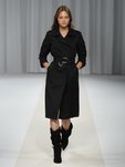 Chaqueta negra con cinturón y botas altas de la colección 'Black Label' de Liu Jo
