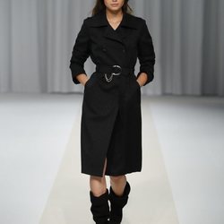 Chaqueta negra con cinturón y botas altas de la colección 'Black Label' de Liu Jo