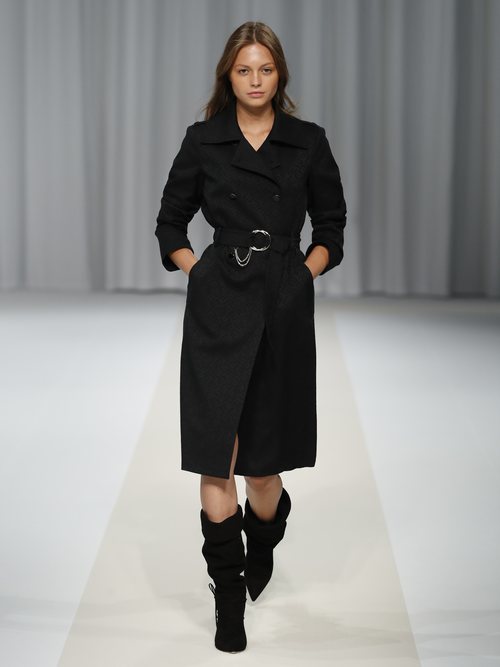 Chaqueta negra con cinturón y botas altas de la colección 'Black Label' de Liu Jo