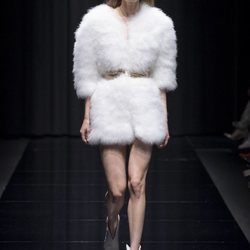 Abrigo de pelo en color blanco de la colección 'Gold Label' de Liu Jo