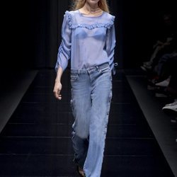 Pantalón vaquero y blusa transparente de la colección 'White Label' de Liu Jo