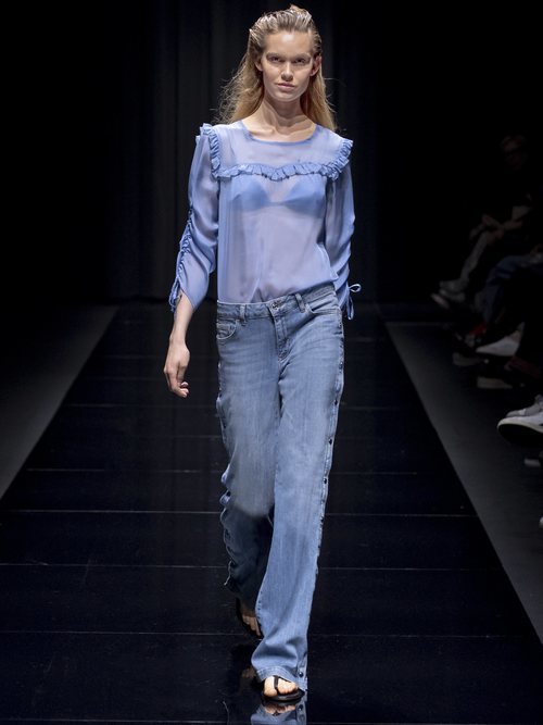Pantalón vaquero y blusa transparente de la colección 'White Label' de Liu Jo
