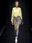 Pantalón estampado y camiseta amarilla de la colección 'White Label' de Liu Jo
