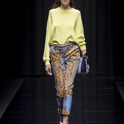 Pantalón estampado y camiseta amarilla de la colección 'White Label' de Liu Jo