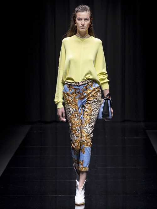 Pantalón estampado y camiseta amarilla de la colección 'White Label' de Liu Jo