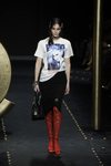 Camiseta blanca con estampada de Moschino otoño/invierno 2019/2020 en la Milán Fashion Week