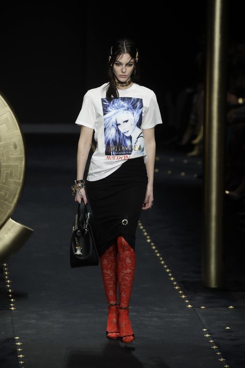 Camiseta blanca con estampada de Moschino otoño/invierno 2019/2020 en la Milán Fashion Week