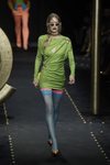 Vestido mini asimétrico verde de Moschino otoño/invierno 2019/2020 en la Milán Fashion Week