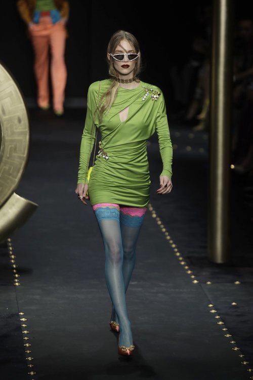 Vestido mini asimétrico verde de Moschino otoño/invierno 2019/2020 en la Milán Fashion Week
