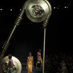 Vestido largo de tonalidades naranjas de Moschino otoño/invierno 2019/2020 en la Milán Fashion Week