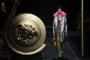 Abrigo estampado con plumas rosas de Moschino otoño/invierno 2019/2020 en la Milán Fashion Week