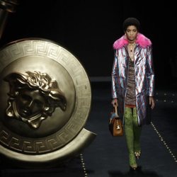 Abrigo estampado con plumas rosas de Moschino otoño/invierno 2019/2020 en la Milán Fashion Week