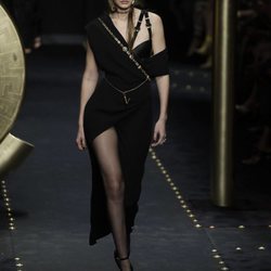 Gigi Hadid desfilando con un vestido asimétrico negro de Moschino otoño/invierno 2019/2020 en la Milán Fashion Week