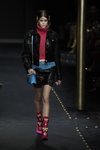 Jersey rosa de cuello vuelto de Moschino otoño/invierno 2019/2020 en la Milán Fashion Week