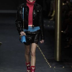 Jersey rosa de cuello vuelto de Moschino otoño/invierno 2019/2020 en la Milán Fashion Week