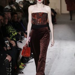 Modelo con un pantalon marrón de Salvatore Ferragamo en la semana de la moda de Milán 2019