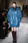 Modelo con un abrigo azul de Salvatore Ferragamo en la semana de la moda de Milán 2019