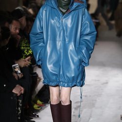 Modelo con un abrigo azul  de Salvatore Ferragamo en la semana de la moda de Milán 2019