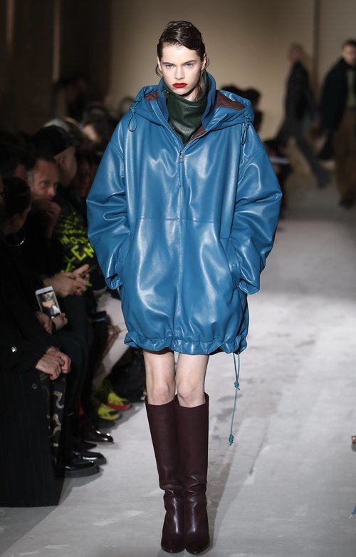 Modelo con un abrigo azul de Salvatore Ferragamo en la semana de la moda de Milán 2019