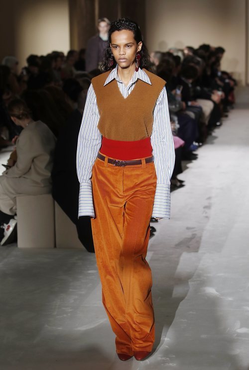 Modelo con un look anaranjado de Salvatore Ferragamo en la semana de la moda de Milán 2019