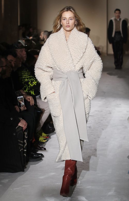 Modelo con un abrigo blanco de Salvatore Ferragamo en la semana de la moda de Milán 2019