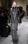 Modelo con un conjunto gris y negro de Salvatore Ferragamo en la semana de la moda de Milán 2019
