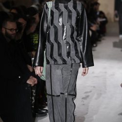 Modelo con un conjunto gris y negro de Salvatore Ferragamo en la semana de la moda de Milán 2019