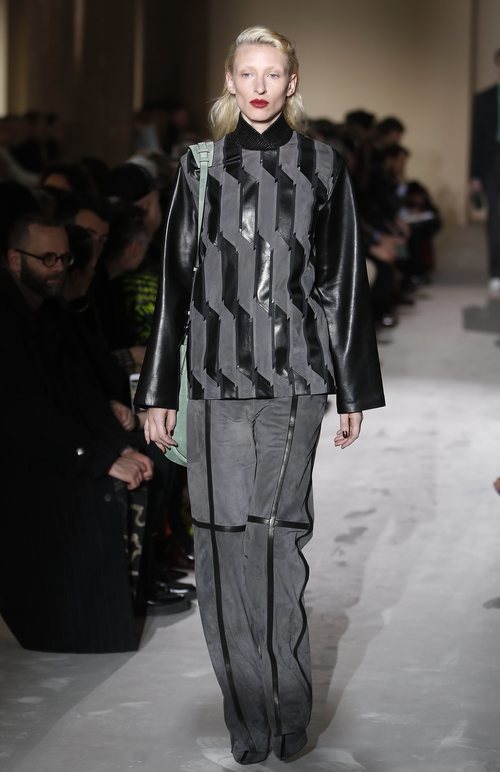 Modelo con un conjunto gris y negro de Salvatore Ferragamo en la semana de la moda de Milán 2019