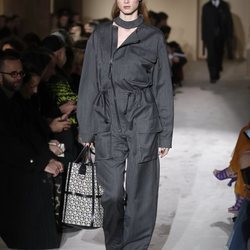 Modelo con un mono de Salvatore Ferragamo en la semana de la moda de Milán 2019