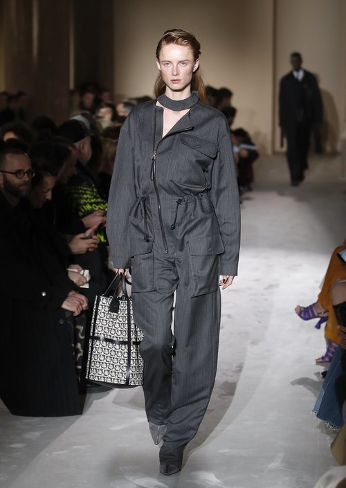 Modelo con un mono de Salvatore Ferragamo en la semana de la moda de Milán 2019