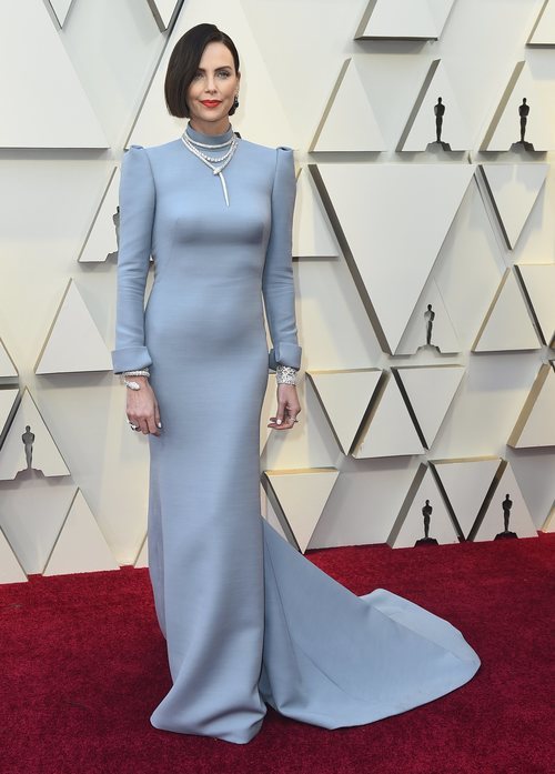 Charlize Theron con un vestido de Dior en la alfombra roja de los Premios Oscar 2019