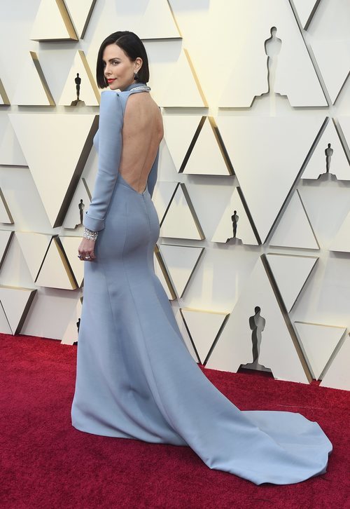 El escote trasero del vestido de Dior que Charlize Theron lució en la alfombra roja de los Premios Oscar 2019