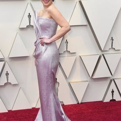 Emilia Clarke con un vestido malva de pedrería de Balmain en la alfombra roja de los Premios Oscar 2019