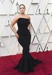 Ashley Graham con un vestido negro palabra de honor y cola de sirena en la alfombra roja de los Premios Oscar 2019