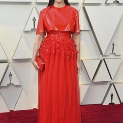 Reichel Weisz con un vestido futurista de Givenchy en la alfombra roja de los Premios Oscar 2019