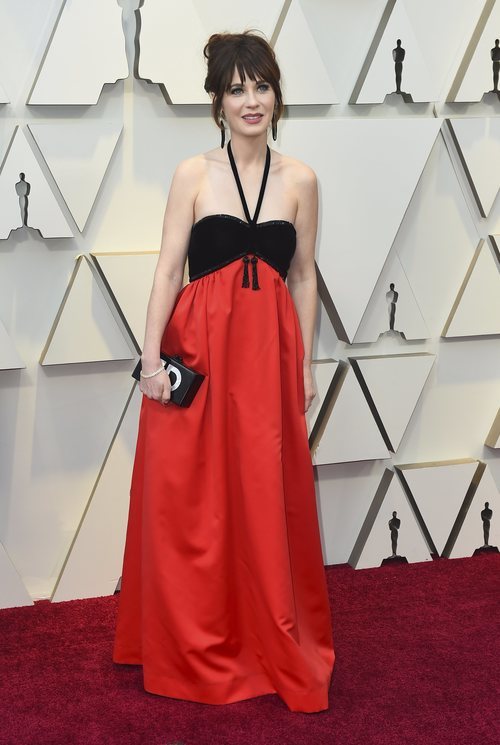 Zoey Descahel con un vestido negro y rojo en la alfombra roja de los Premios Oscar 2019