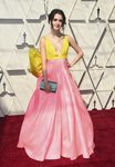 Laura Marano con un vestido color block en la alfombra roja de los Premios Oscar 2019