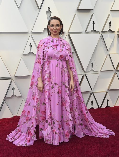 Maya Rudolph con un dos piezas de estampado floral en la alfombra roja de los Premios Oscar 2019
