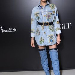 Irina Shayk con vestido vaquero y botas altas vaqueras