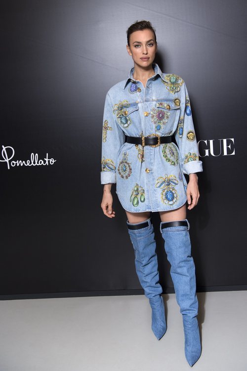 Irina Shayk con vestido vaquero y botas altas vaqueras