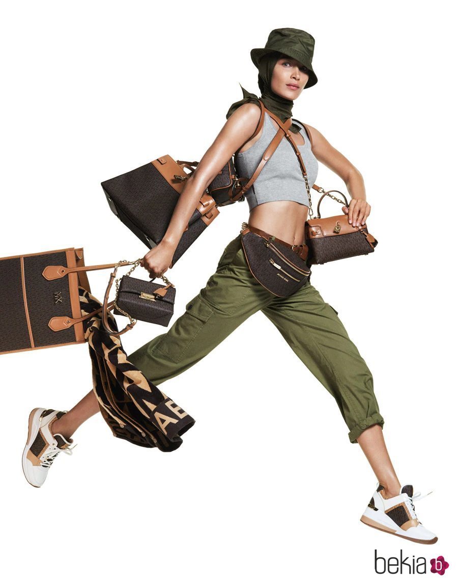 Bella Hadid con bolsos de tonalidades similares y una riñonera de Michael Kors para la primavera 2019